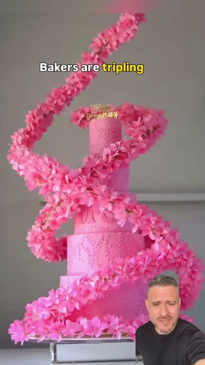 🎂 Cakes are becoming unforgettable with one special detail. Bakers are adding movement to their creations, making them interactive. This unique effect turns desserts into the night's main attraction. 📌 Save this video and send it to a friend who needs to see this business idea 📲 Follow: @laertejr_mkt.eua #eua #onlinebusiness #businessideas #cake #smallbusiness